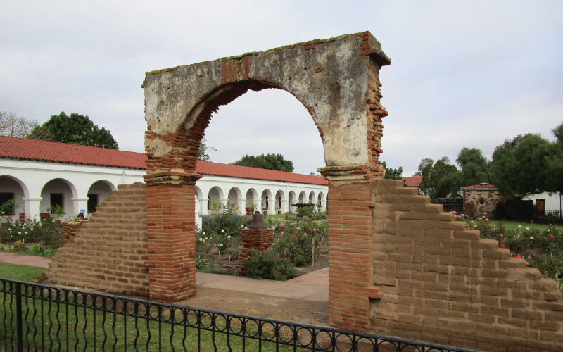 Mission-San-Luis-Rey-Rose-Garden-Arch-01