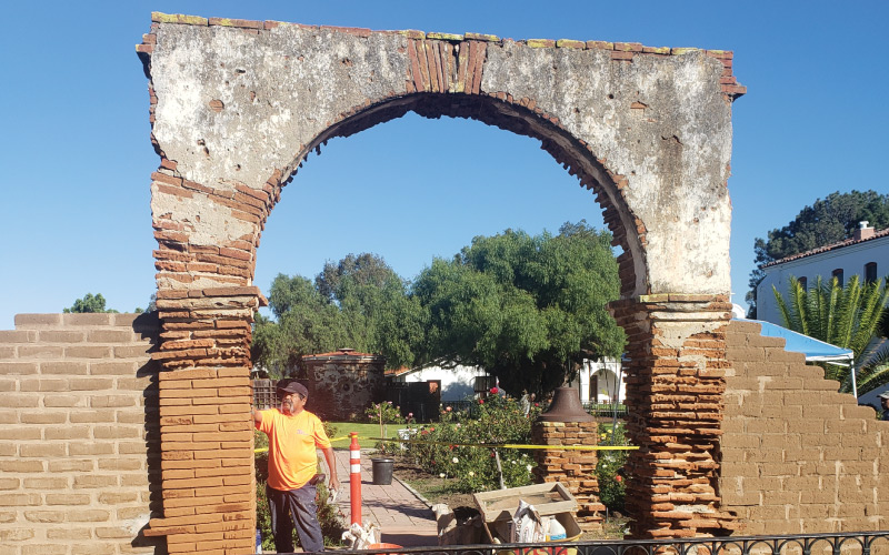 Mission-San-Luis-Rey-Rose-Garden-Arch-02